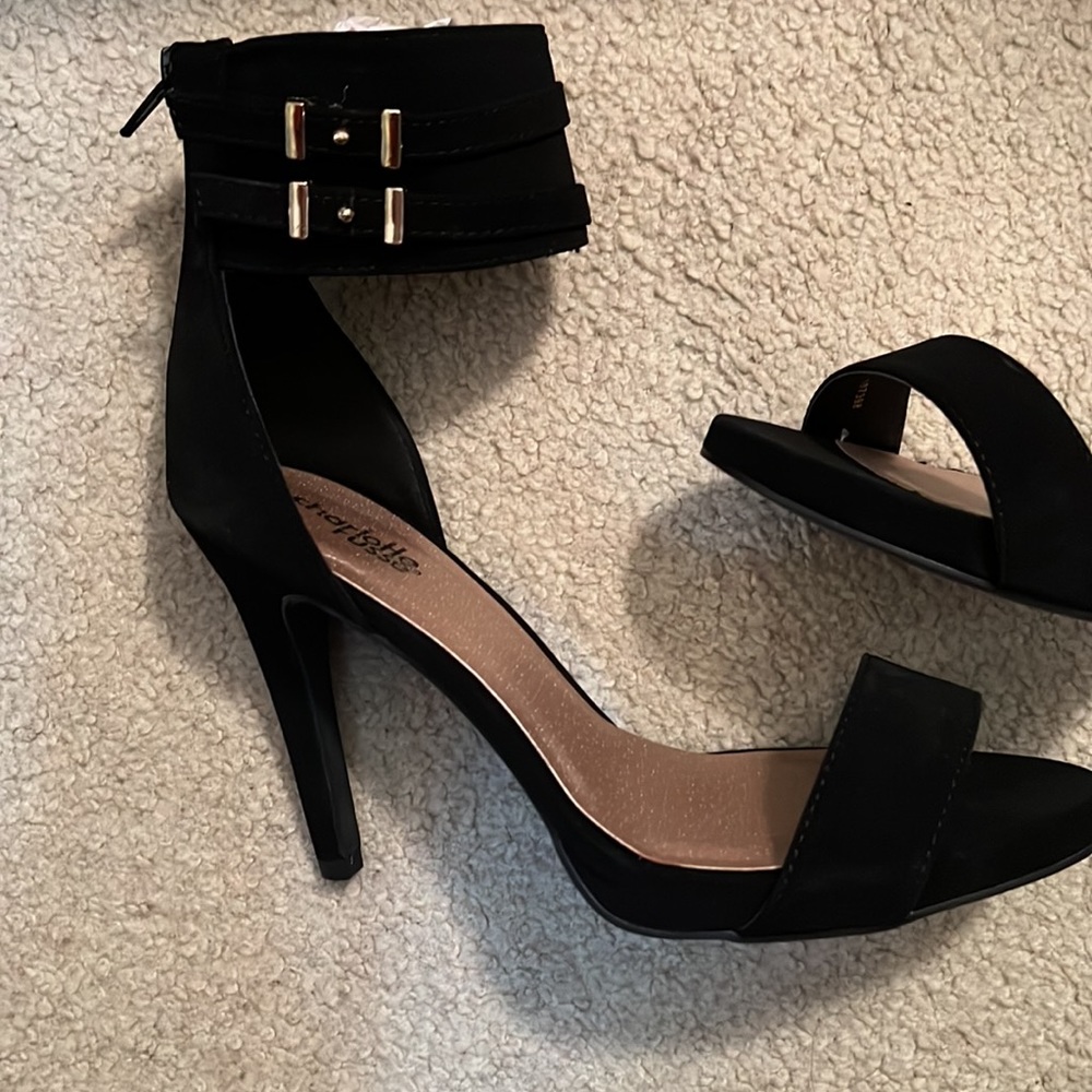 Black Heels - Picture 2 of 4